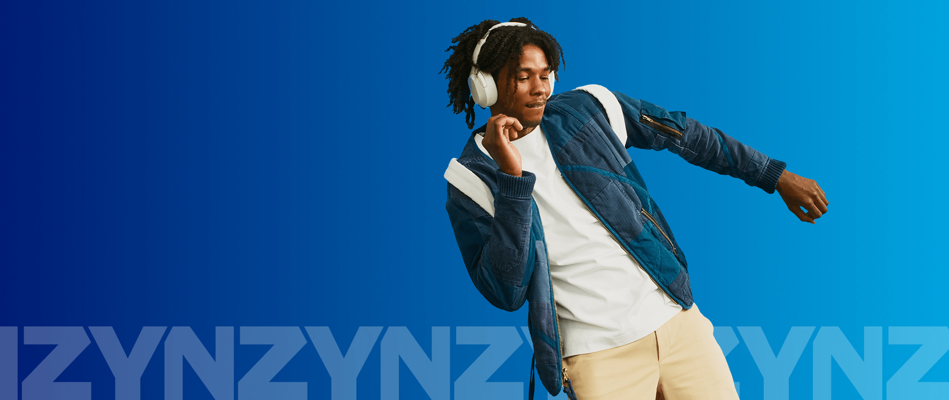 Homme avec des écouteurs et un sac à dos écoutant de la musique en dansant – logo ZYN bleu en arrière-plan