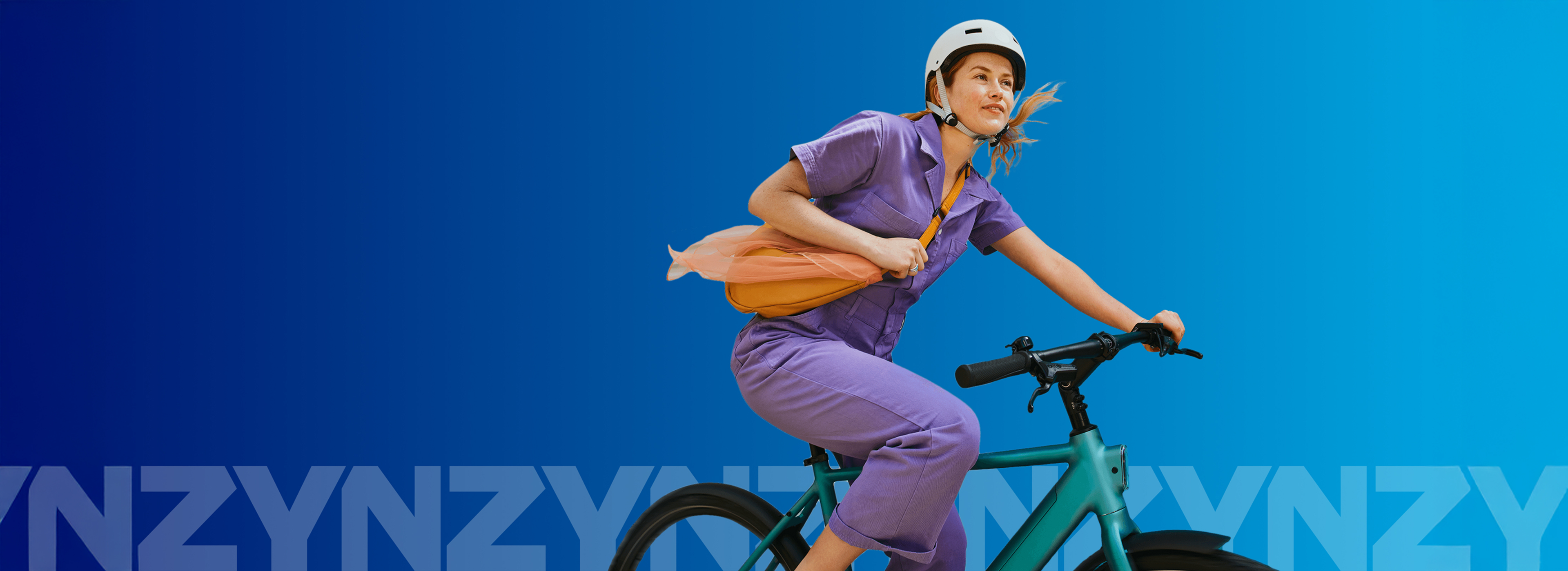 Frau auf einem Fahrrad vor einem blauen Hintergrund