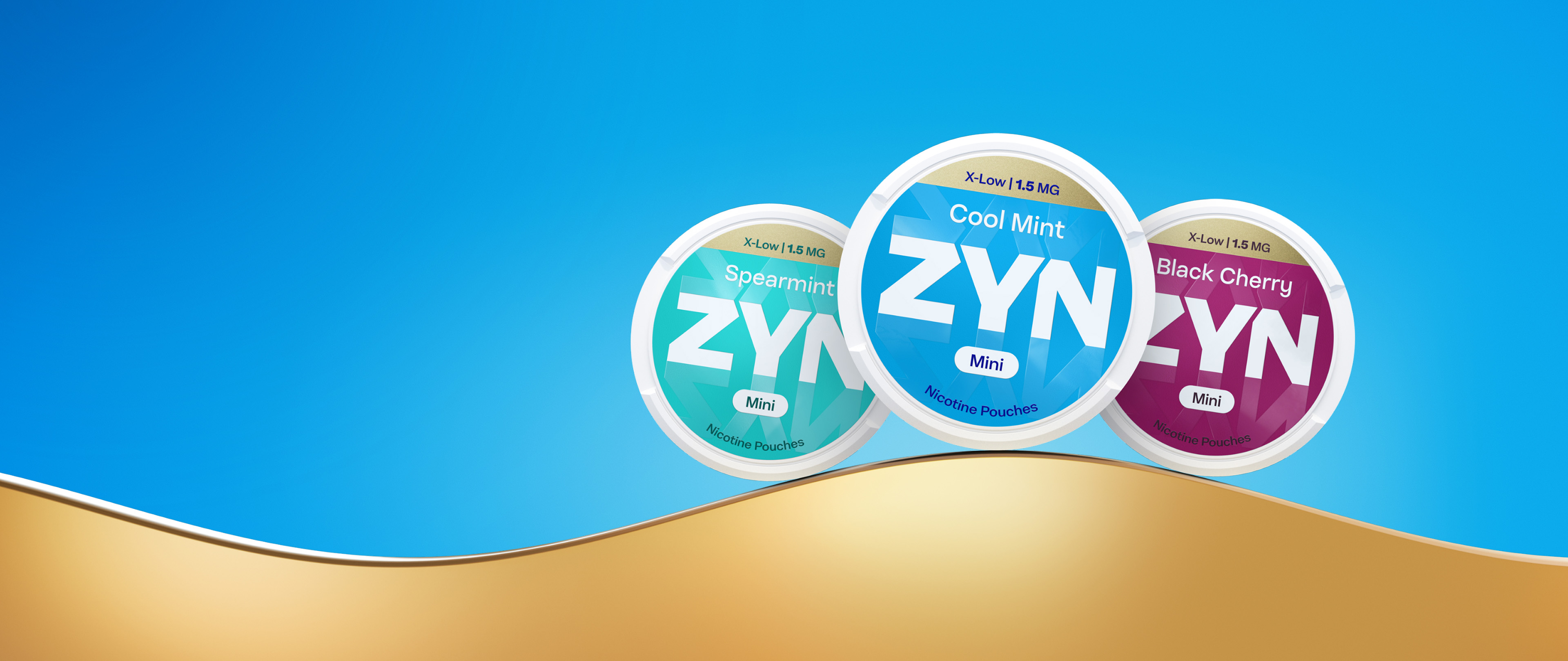 Drei ZYN Dosen liegen auf einem gelben Untergrund mit blauem Hintergrund