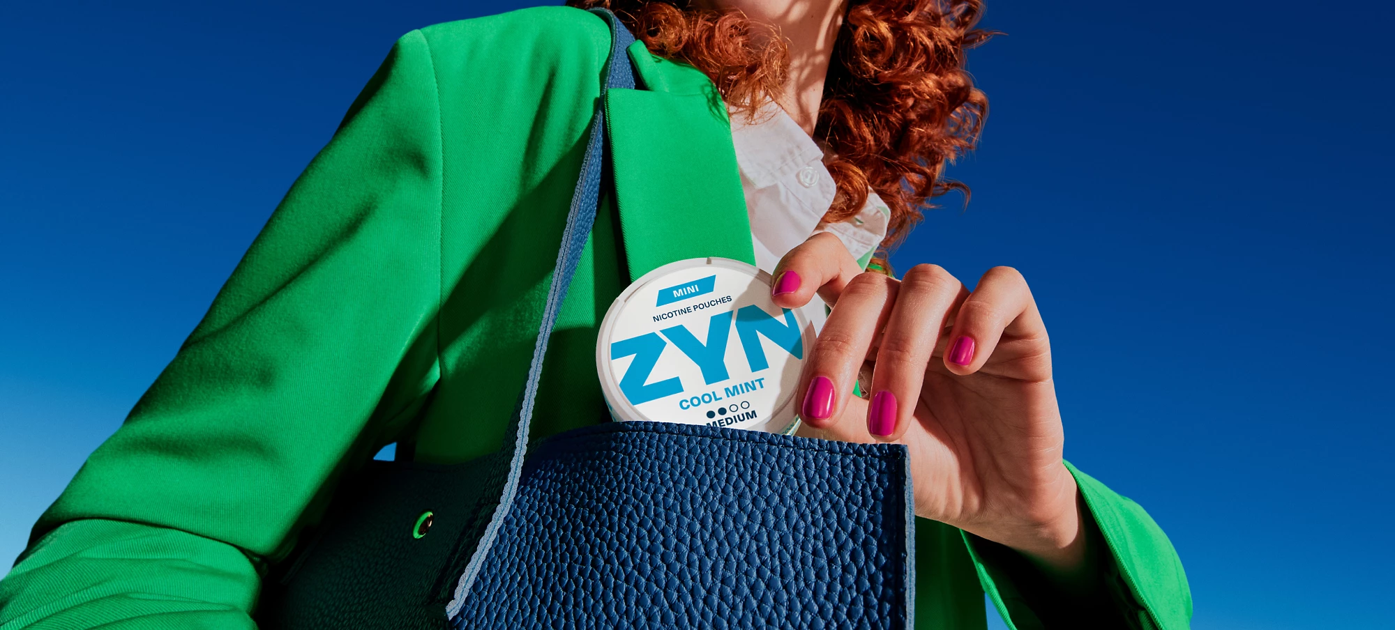 Mujer sacando lata de ZYN