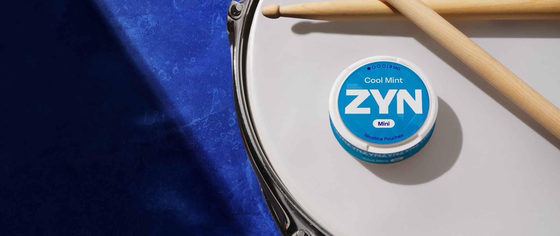 Mężczyzna i kobieta w pociągu. Wizualna nakładka z obrazkiem ZYN Cool Mint i Espressino.