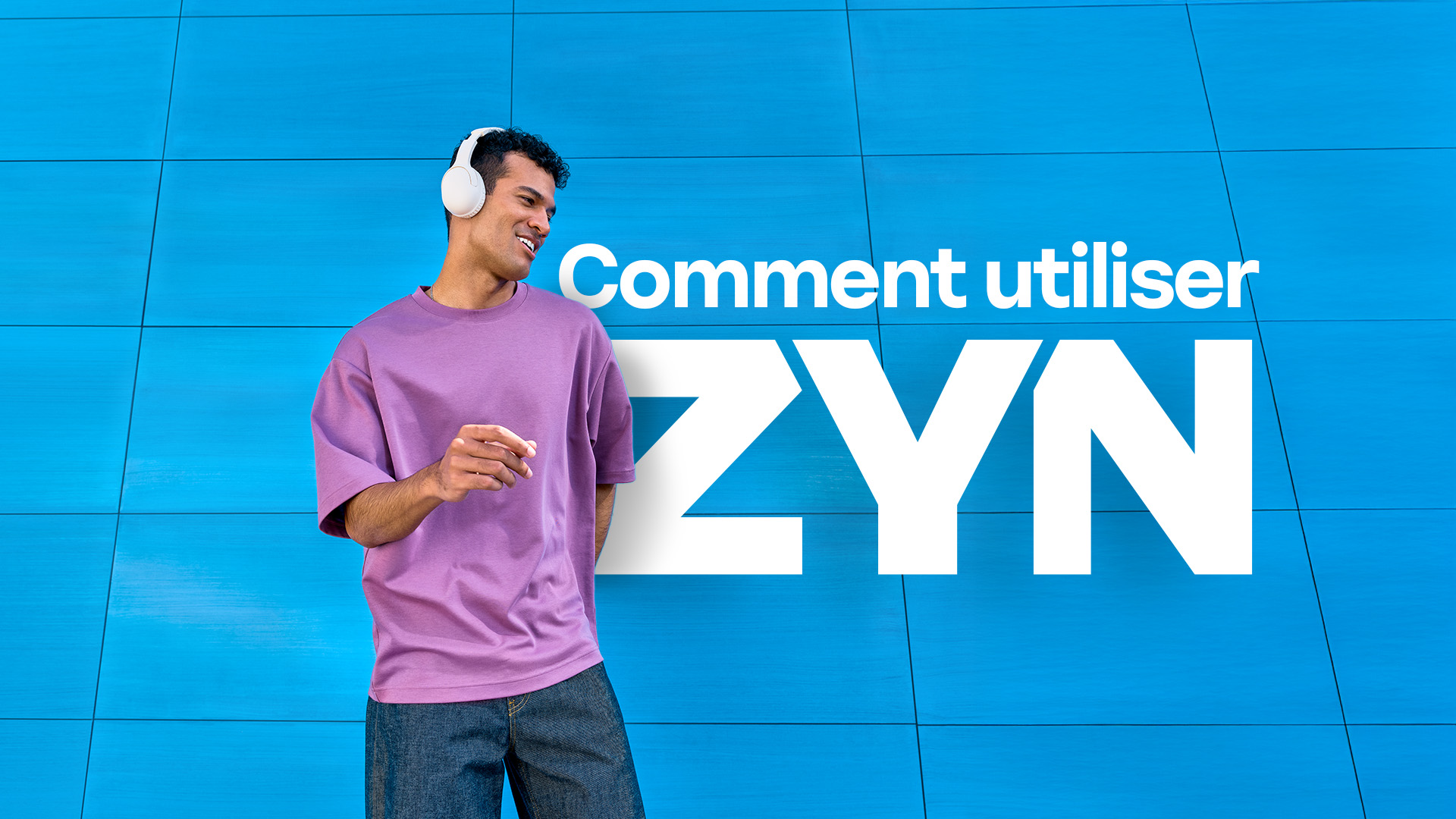 Vidéo- Comment utiliser ZYN - Une femme portant un survêtement bleu tout en écoutant de la musique, devant un fond bleu clair."