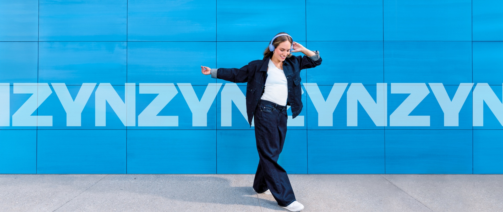 Mujer con cabello largo y rubio con auriculares escuchando música - ZYN