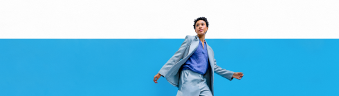 Lata de zyn sobre maleta azul