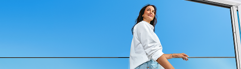 Hombre usando ZYN bailando