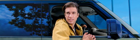 Hombre usando ZYN bailando