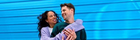 Hombre usando ZYN bailando