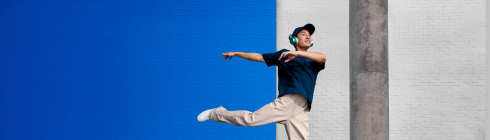 Hombre usando ZYN bailando