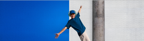 Hombre usando ZYN bailando