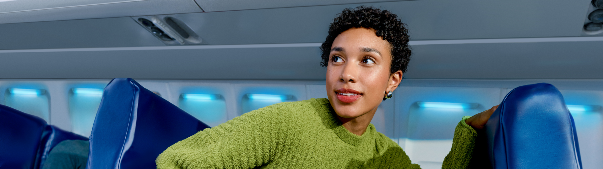 Mujer usando zyn en un avión