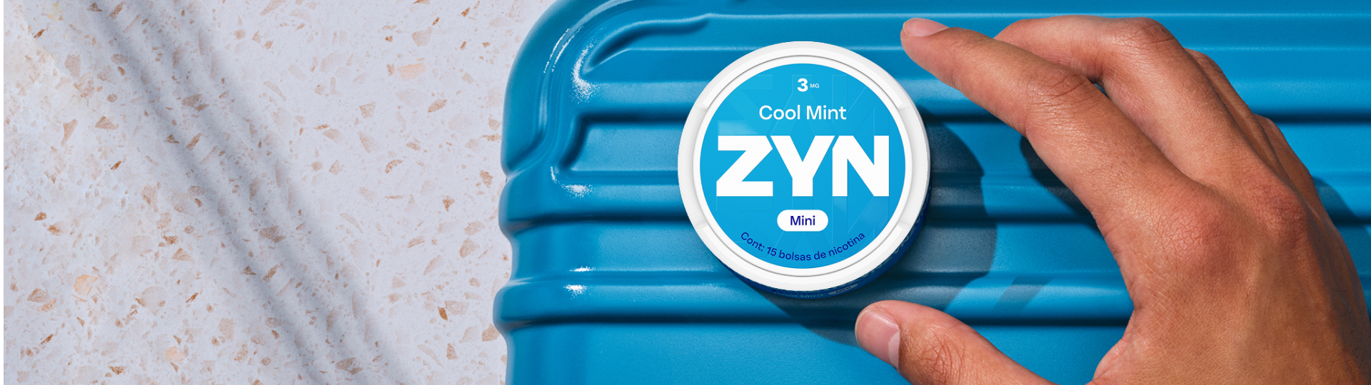 Lata de zyn sobre maleta azul