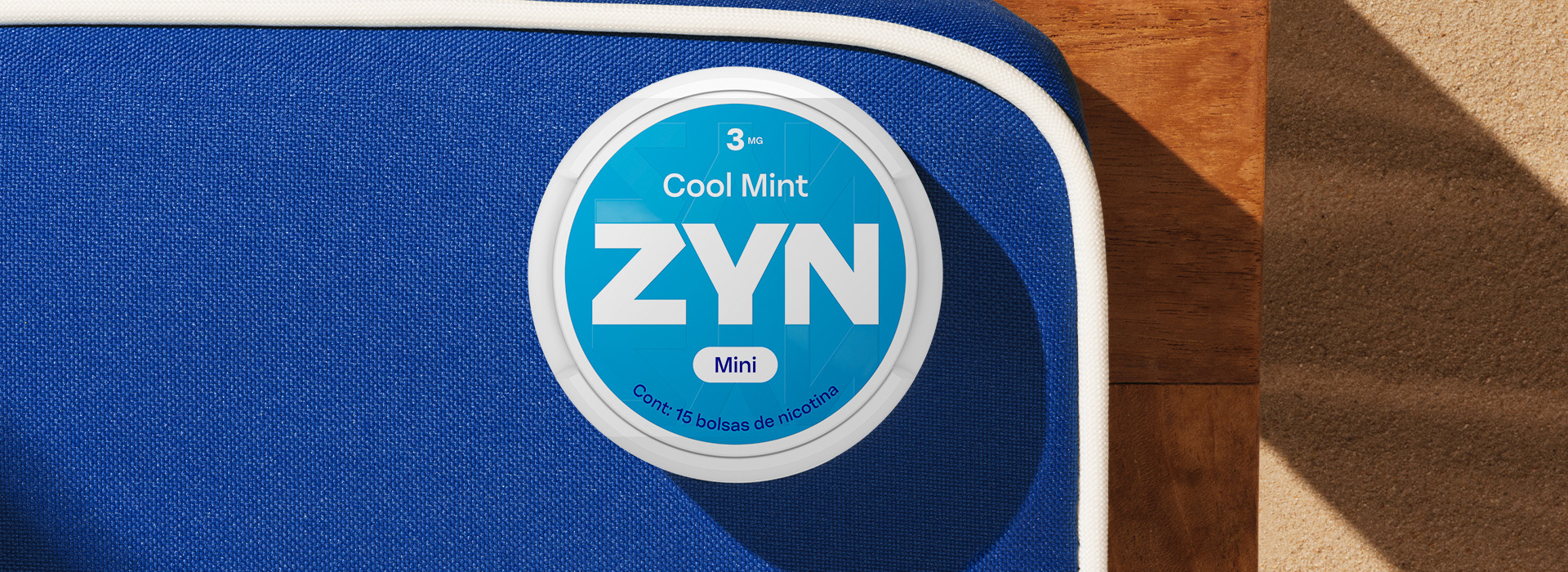Lata azul de ZYN Cool Mint sobre una mesa azul