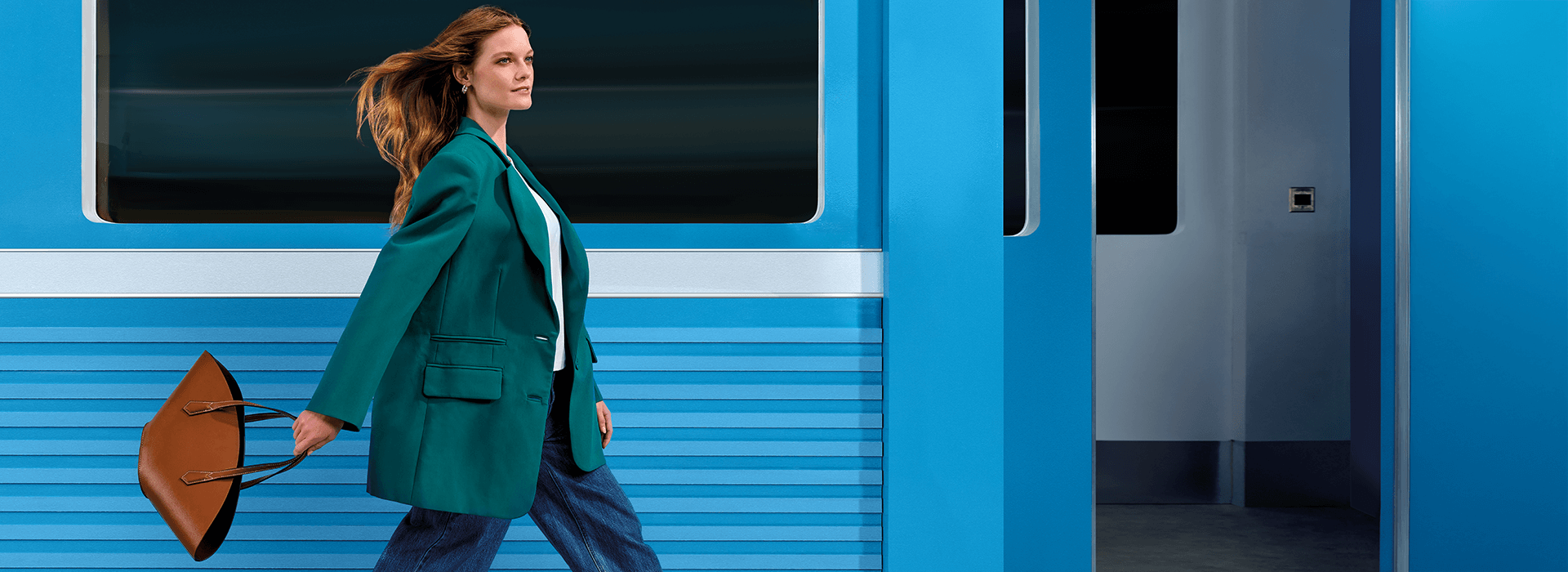 Mujer con jeans y chamarra verde, caminando y sosteniendo una lata de bolsitas de nicotina ZYN