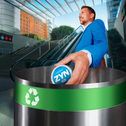 Muž vyhadzujúci krabičku ZYN do recyklačného kontajnera