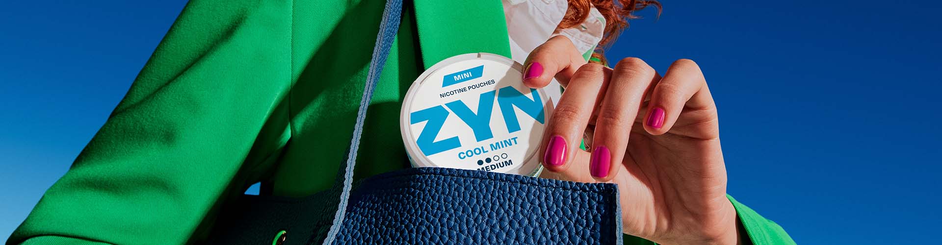 Opakowanie saszetek nikotynowych ZYN Cool Mint wkładane do torebki.]