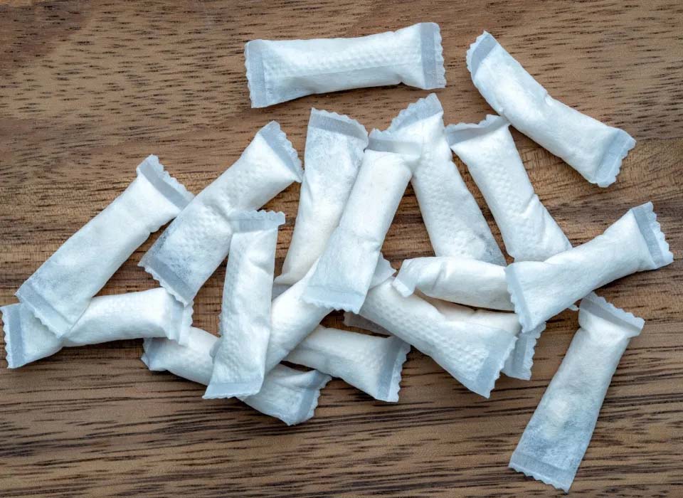 Saszetki nikotynowe bez opakowania leżące na blacie