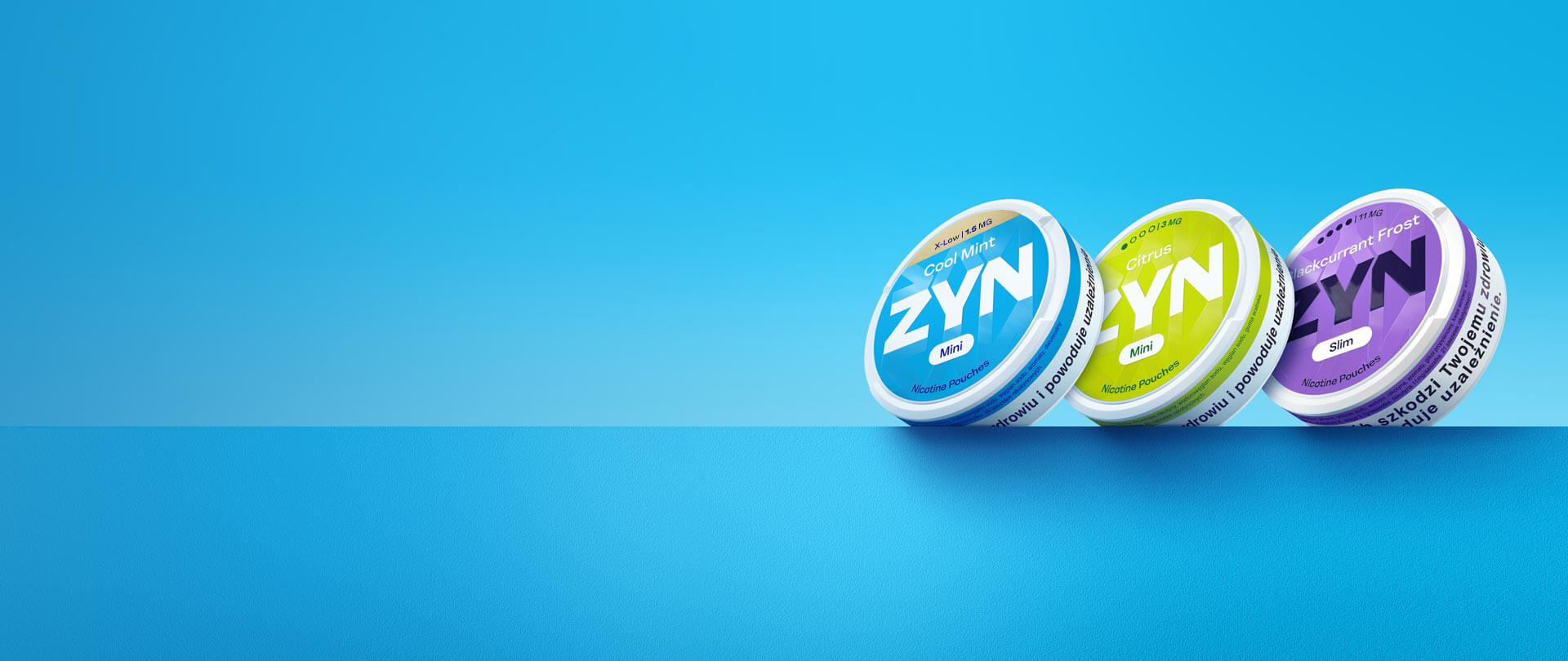 Trzy opakowania saszetek nikotynowych ZYN, w różnych kolorach, na niebieskim tle