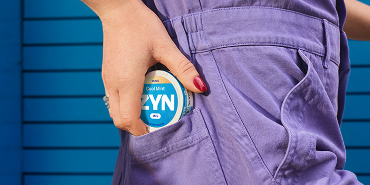 Puszka ZYN Cool mint trzymana w dłoni 