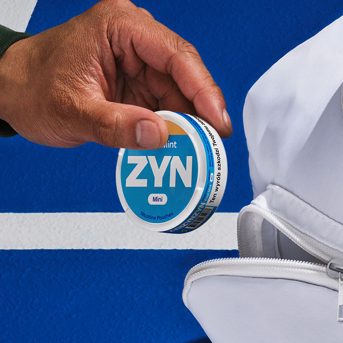 Puszka ZYN Cool mint trzymana w dłoni 