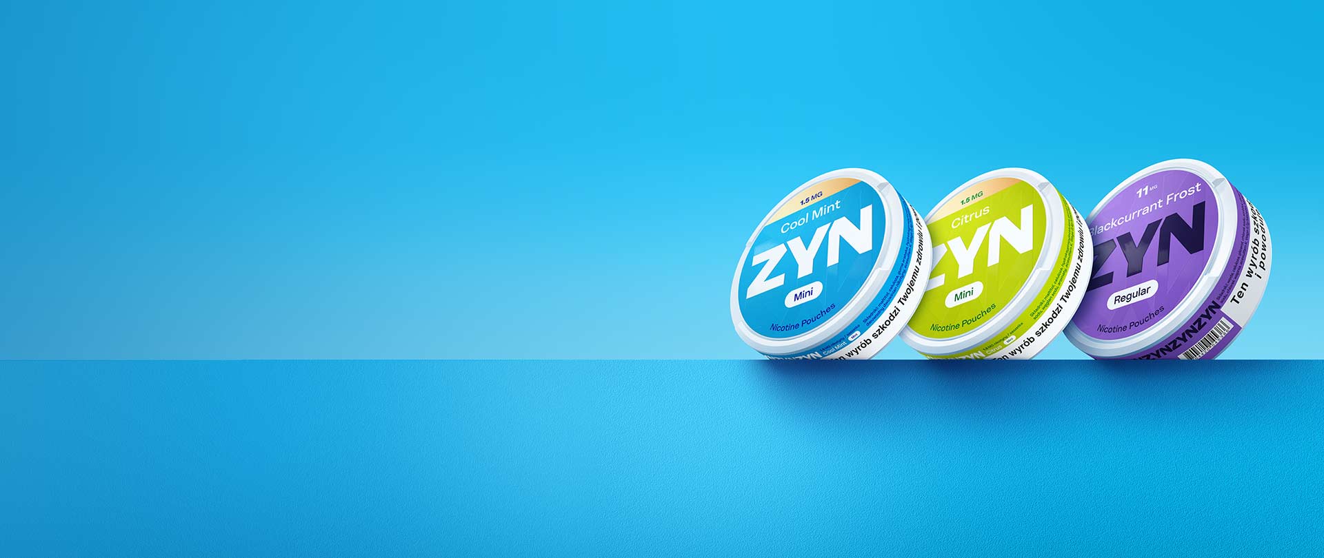 Trzy puszki ZYN na błękitnym tle 