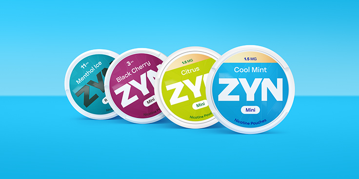 Puszki ZYN na błękitnym tle 