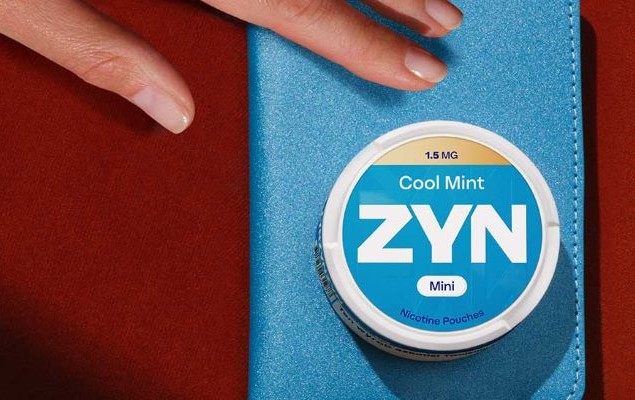 Opakowanie saszetek nikotynowych ZYN Cool Mint 1,5 mg leżące na niebieskim etui
