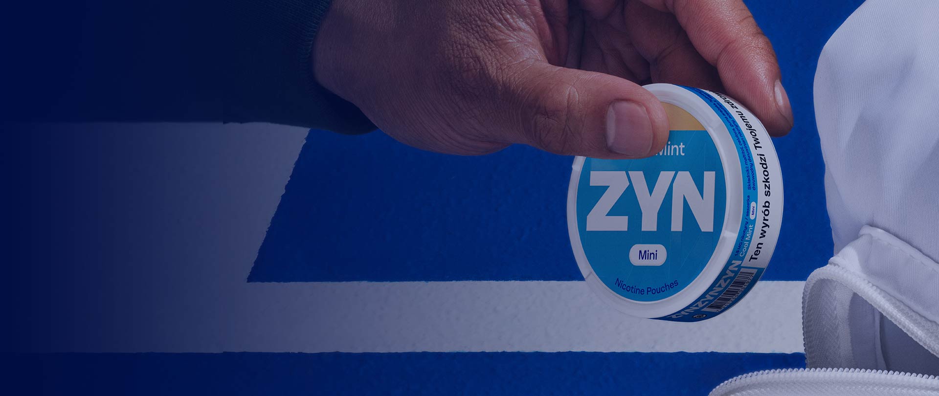 Opakowanie saszetek nikotynowych ZYN Cool Mint 1,5 mg leżące na niebieskim etui