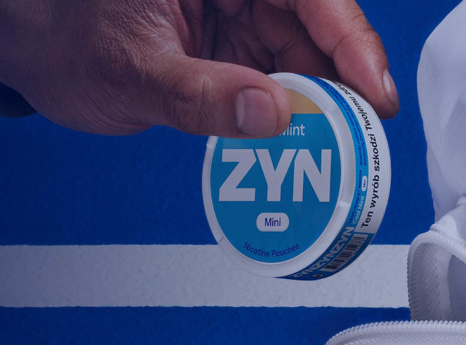 Opakowanie z saszetkami nikotynowymi ZYN Mini Cool Mint w kolorze niebieskim trzymane w dłoni i wkładane do białego plecaka