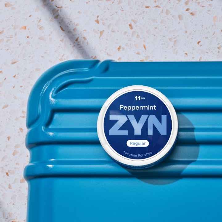 Saszetki nikotynowe ZYN Peppermint 11 mg w granatowej puszcze na walizce