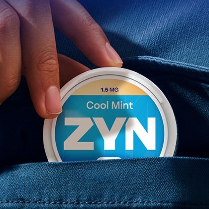 Saszetki nikotynowe ZYN Cool Mint wyjmowane z kieszeni koszuli