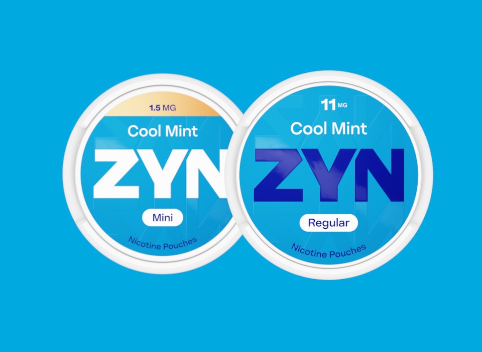 Opakowania saszetek nikotynowych ZYN Mini Cool Mint 1.5 mg i ZYN Regular Cool Mint 11 mg w kolorze niebieskim 
