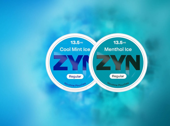 Saszetki ZYN Regular Cool Mint Ice i Menthol Ice na niebiesko turkusowym tle.