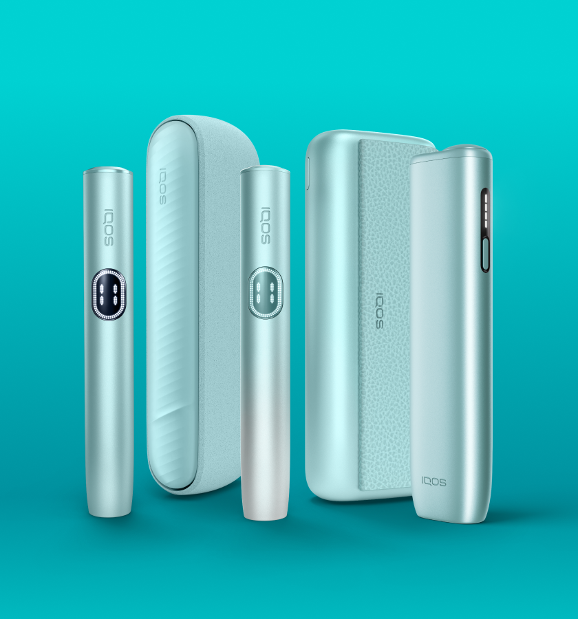 3 podgrzewacze tytoniu w kolorze jasnoniebieskim: IQOS ILUMA i ONE, IQOS ILUMA i oraz IQOS ILUMA i PRIME